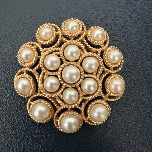 Vtg Crown Trifari Demi Parure Pearls Gold Tone Snowflake necklace and Brooch set - Picture 3 of 9